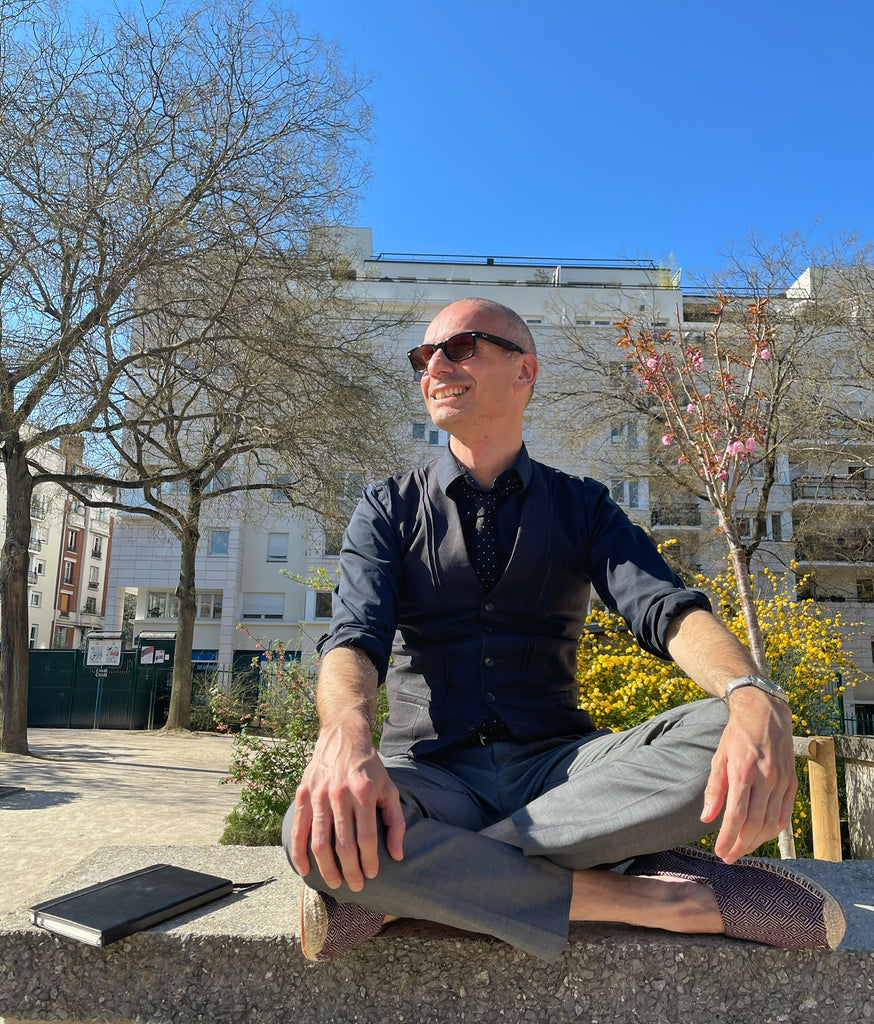 Les espadrilles Diamond Bordeaux dans leur grand écrin naturel en feuille de palmier