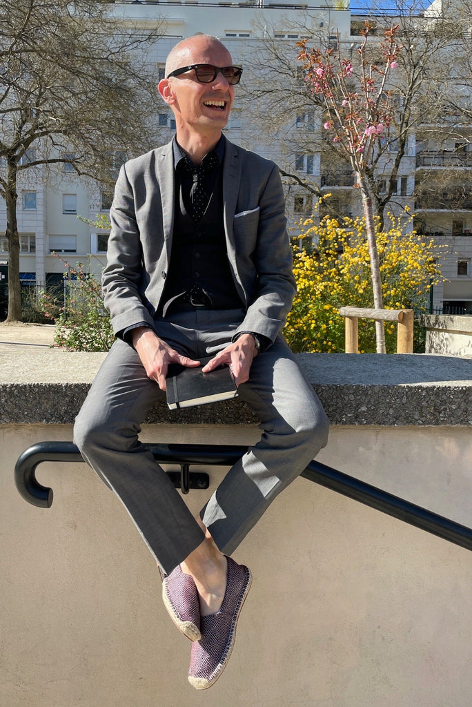 Les espadrilles Diamond Bordeaux dans leur grand écrin naturel en feuille de palmier