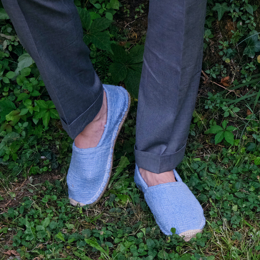 Les espadrilles Naturelles Azur dans leur grand écrin naturel en feuille de palmier