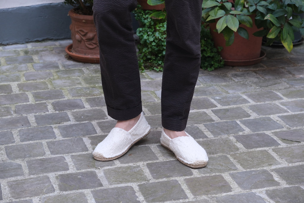 Les espadrilles Naturelles Ivoire dans leur grand écrin naturel en feuille de palmier