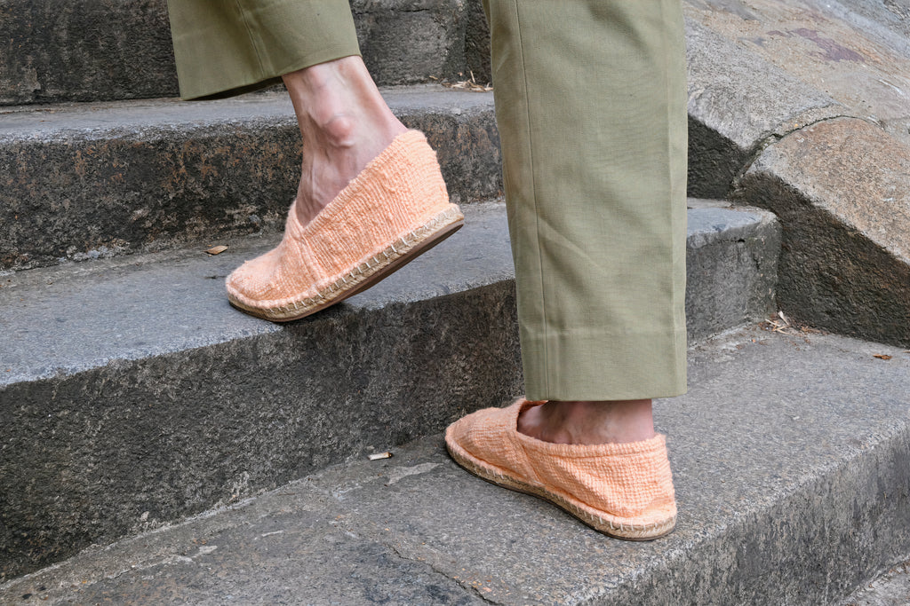 Les espadrilles Naturelles Pêche dans leur grand écrin naturel en feuille de palmier