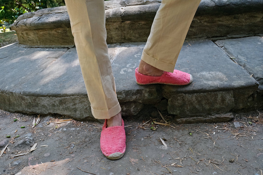 Les espadrilles Naturelles Framboise dans leur grand écrin naturel en feuille de palmier