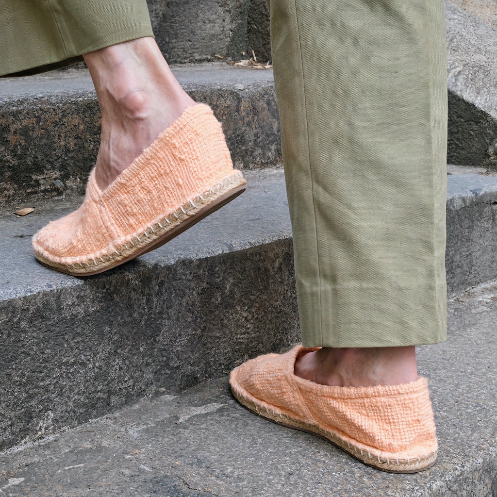 Les espadrilles Naturelles Pêche dans leur grand écrin naturel en feuille de palmier