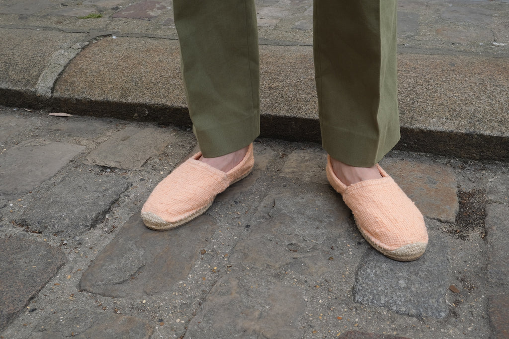 Les espadrilles Naturelles Pêche dans leur grand écrin naturel en feuille de palmier