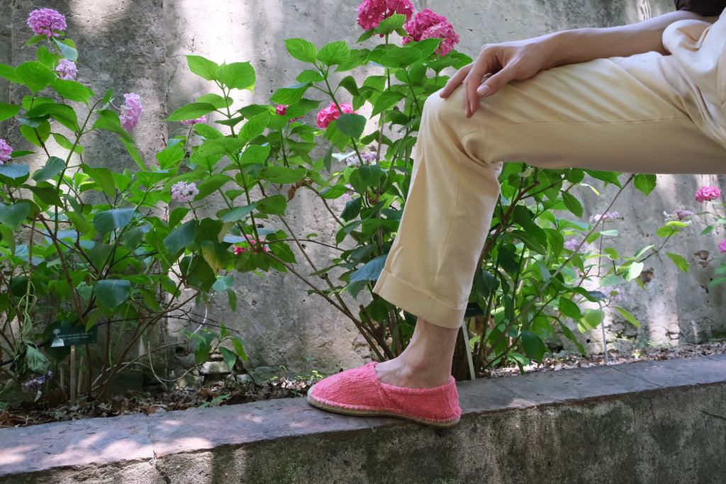 Les espadrilles Naturelles Framboise dans leur grand écrin naturel en feuille de palmier
