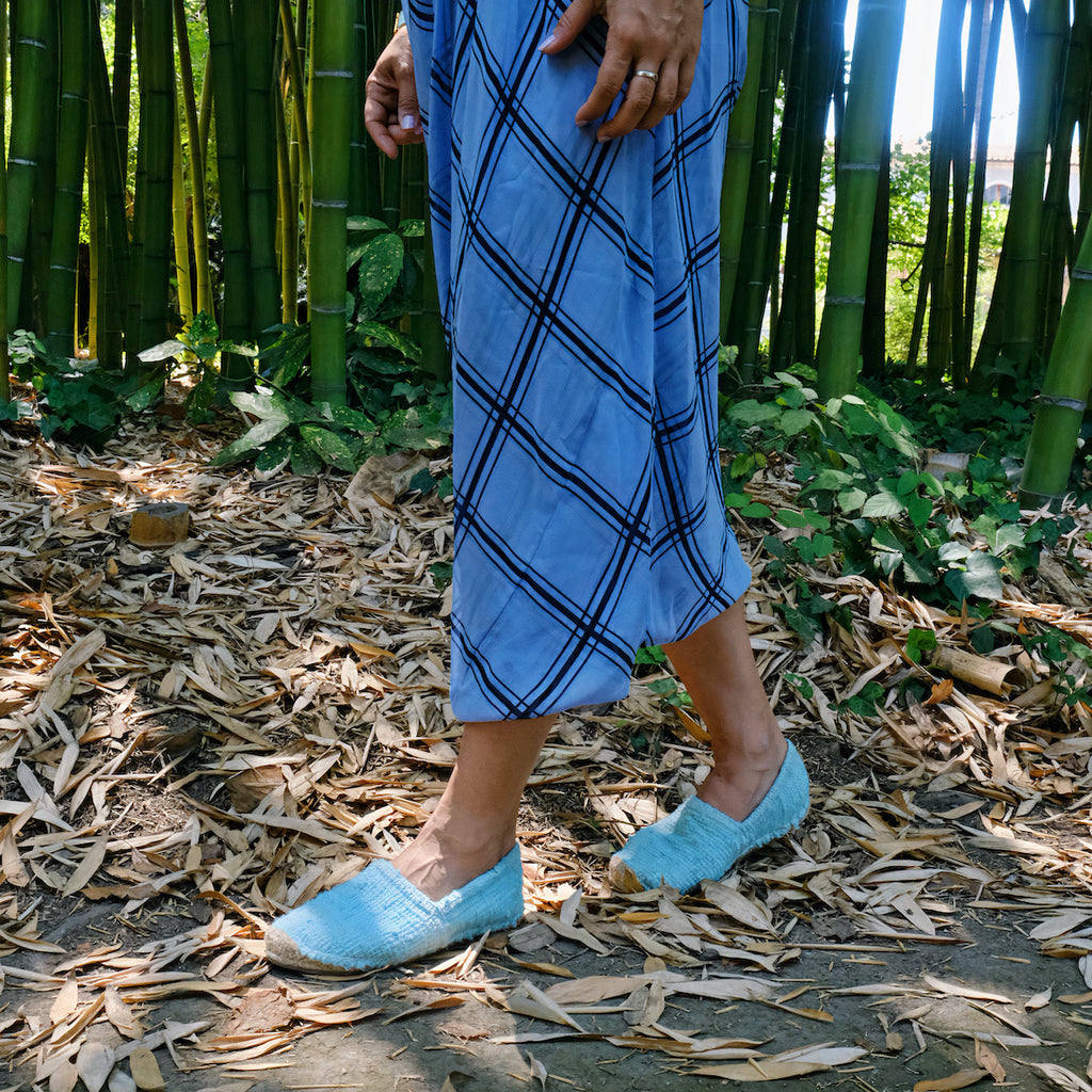 Les espadrilles Naturelles Cyan dans leur grand écrin naturel en feuille de palmier