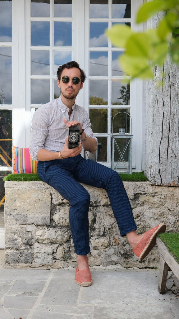Les espadrilles Diamond Beige Ocre dans leur grand écrin naturel en feuille de palmier