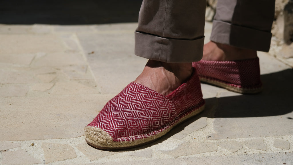 Les espadrilles Diamond Rouge Brique dans leur grand écrin naturel en feuille de palmier