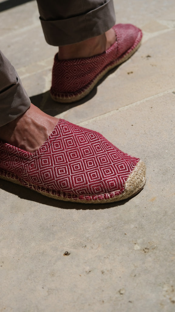 Les espadrilles Diamond Rouge Brique dans leur grand écrin naturel en feuille de palmier