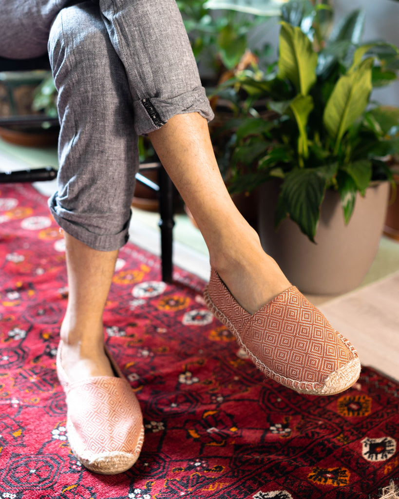 Les espadrilles Diamond Beige Ocre dans leur grand écrin naturel en feuille de palmier