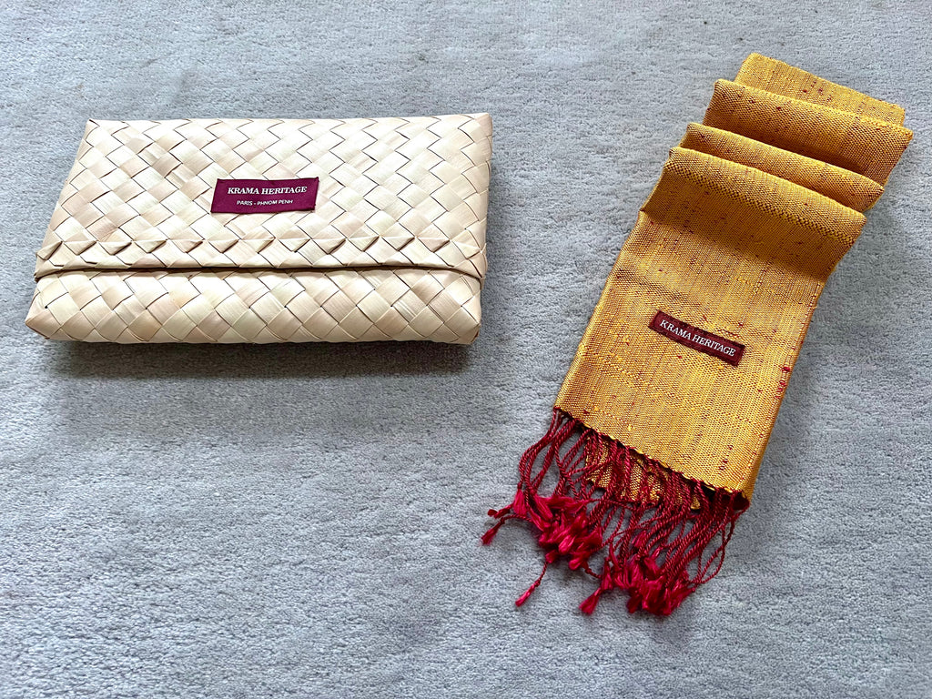 Le Krama Brut Or dans son écrin en feuille de palmier - Femme