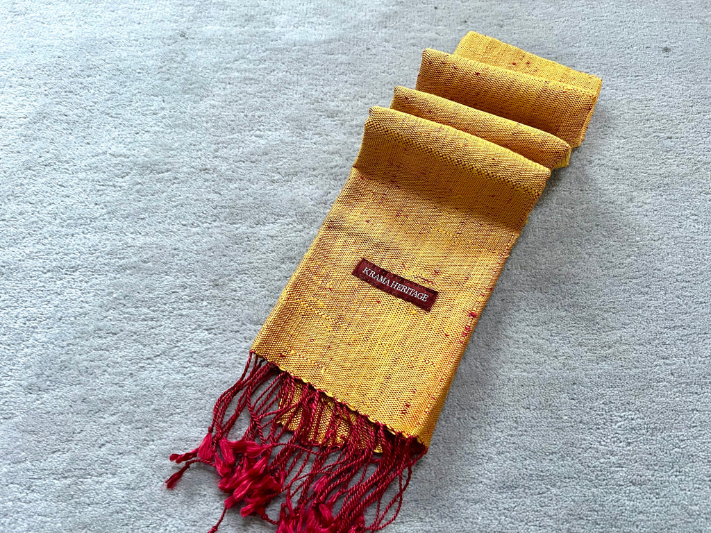 Le Krama Brut Or dans son écrin en feuille de palmier - Femme