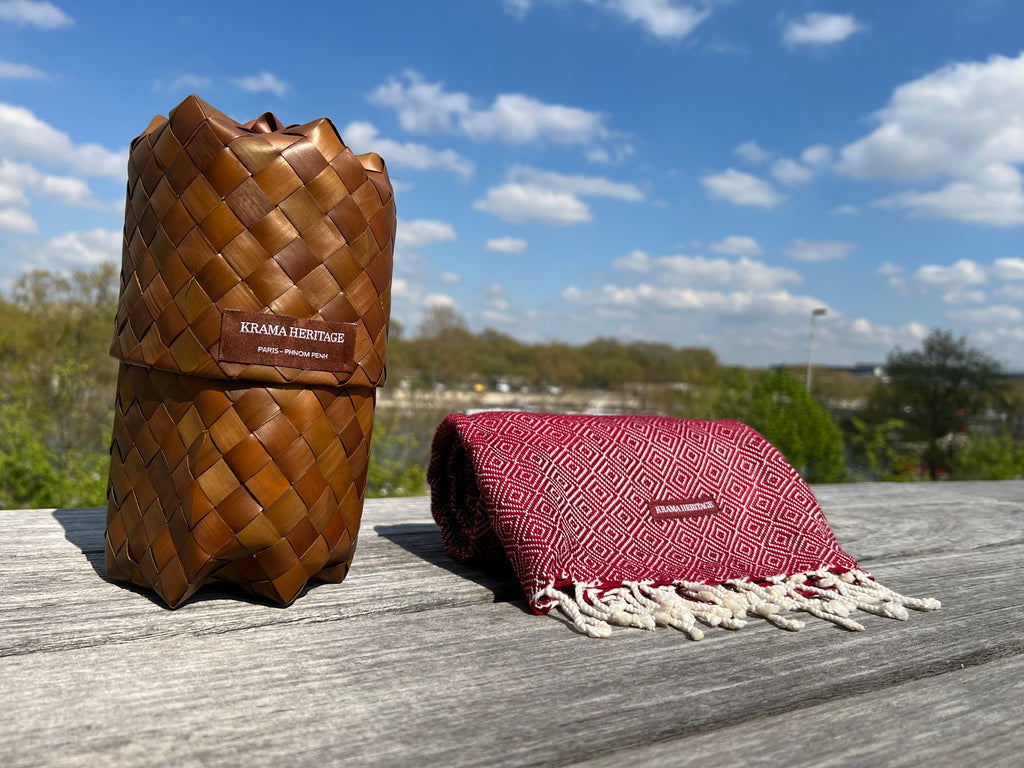 Le Grand Krama Chaud Bordeaux dans son écrin en feuille de palmier - Homme