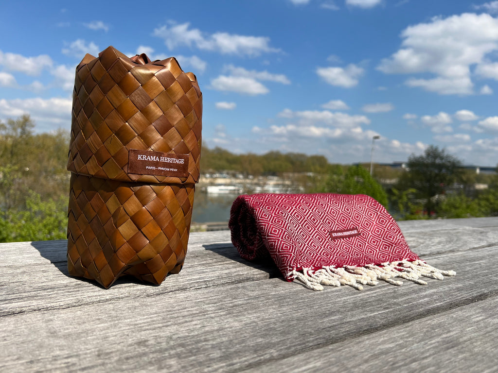 Le Grand Krama Chaud Bordeaux dans son écrin en feuille de palmier - Homme