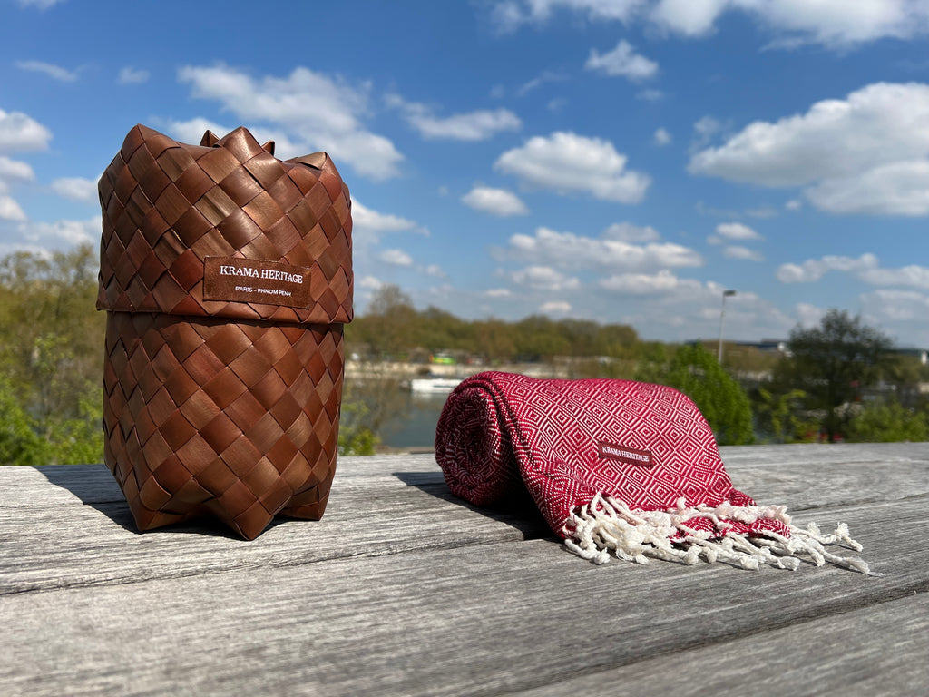 Le Grand Krama Chaud Epais Bordeaux dans son écrin en feuille de palmier - Femme