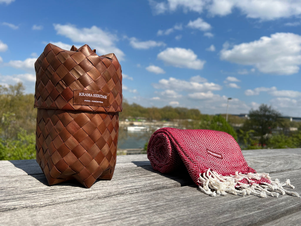 Le Grand Krama Chaud Epais Bordeaux dans son écrin en feuille de palmier - Homme