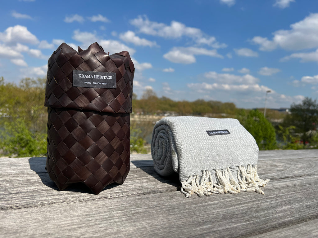 Le Grand Krama Chaud Epais Gris Perle dans son écrin en feuille de palmier - Femme