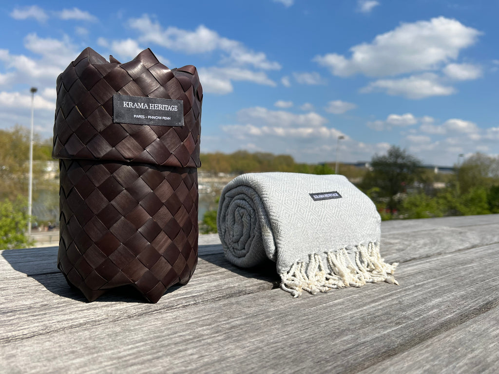 Le Grand Krama Chaud Epais Gris Perle dans son écrin en feuille de palmier - Femme