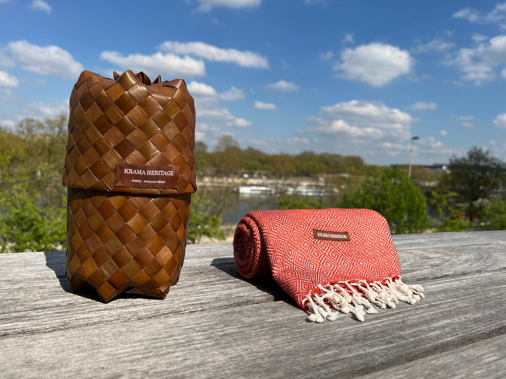 Le Grand Krama Chaud Epais Noisette dans son écrin en feuille de palmier - Homme