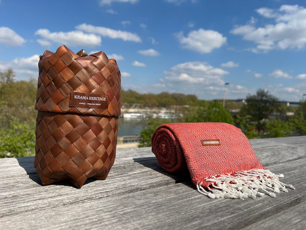 Le Grand Krama Chaud Epais Noisette dans son écrin en feuille de palmier - Femme