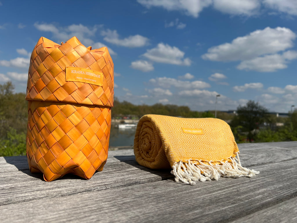 Le Grand Krama Chaud Epais Or dans son écrin en feuille de palmier - Homme