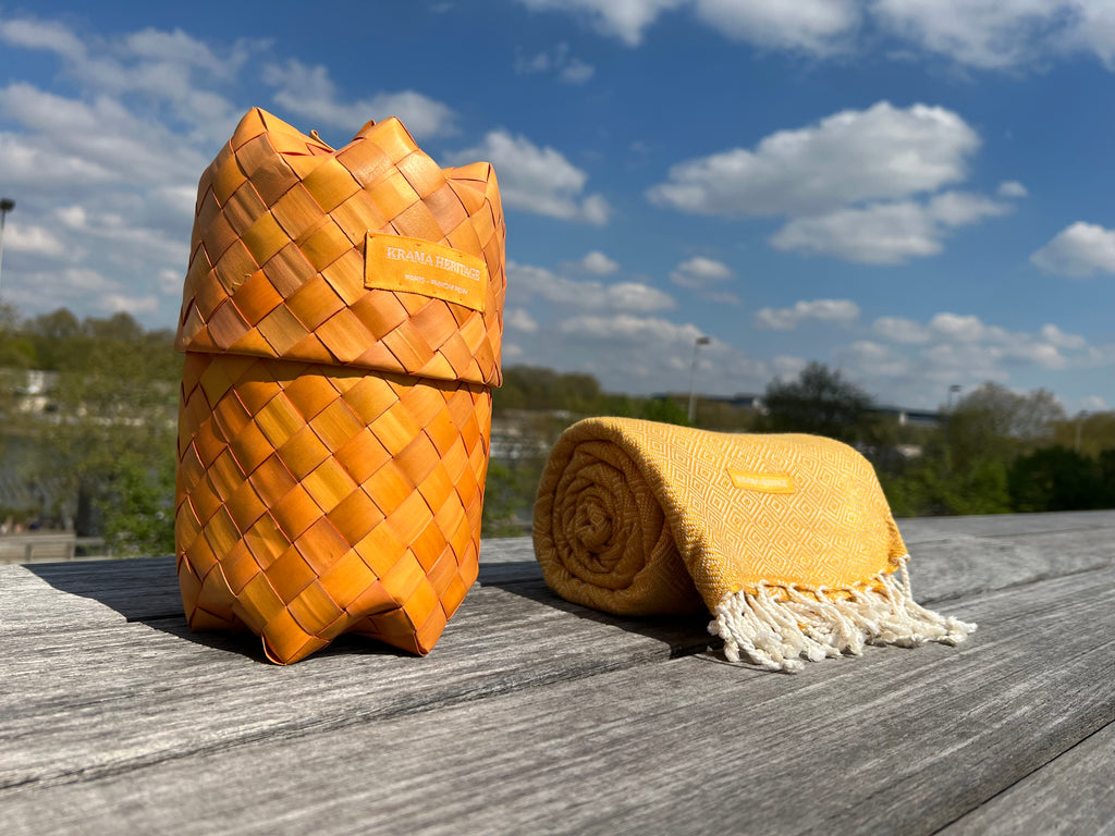 Le Grand Krama Chaud Epais Or dans son écrin en feuille de palmier - Femme