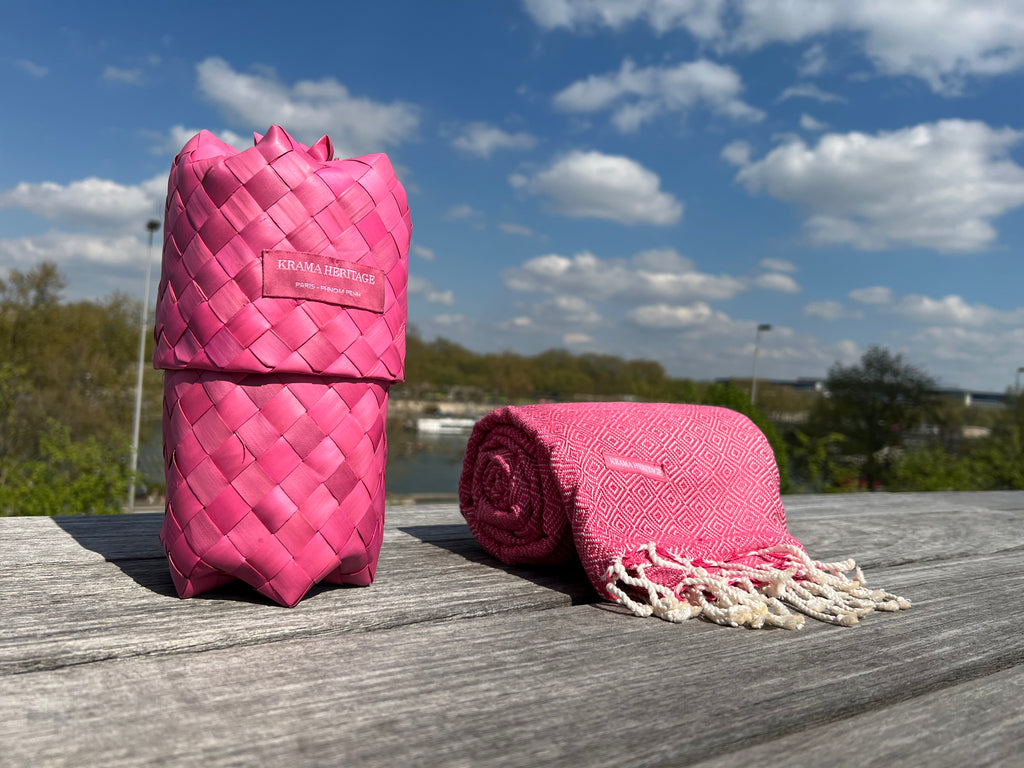 Le Grand Krama Chaud Epais Rose Bonbon dans son écrin en feuille de palmier - Femme