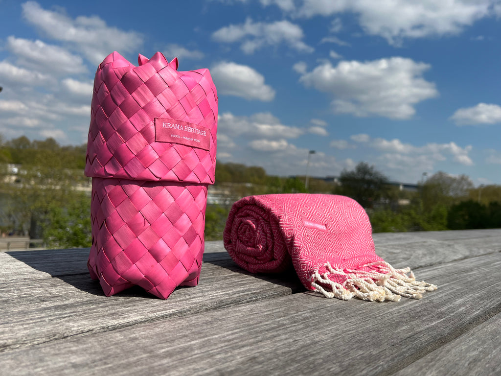 Le Grand Krama Chaud Epais Rose Bonbon dans son écrin en feuille de palmier - Femme