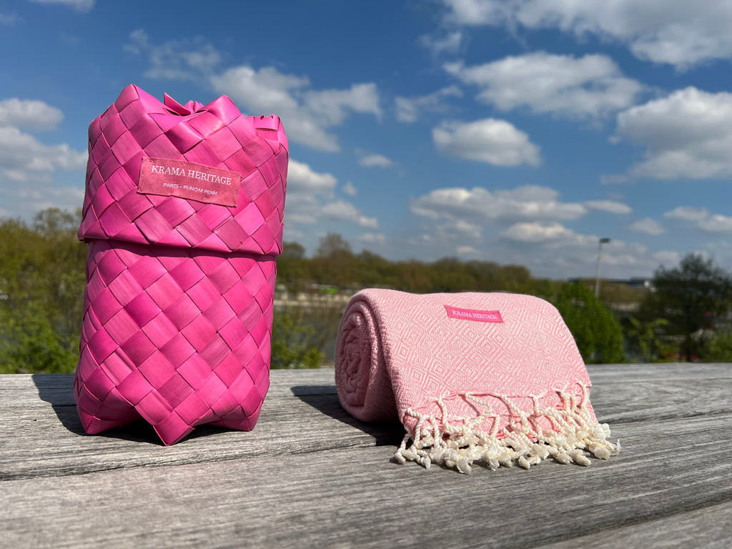 Le Grand Krama Chaud Epais Rose Clair dans son écrin en feuille de palmier - Femme