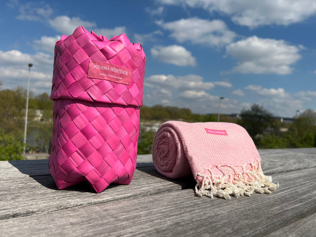 Le Grand Krama Chaud Epais Rose Clair dans son écrin en feuille de palmier - Femme