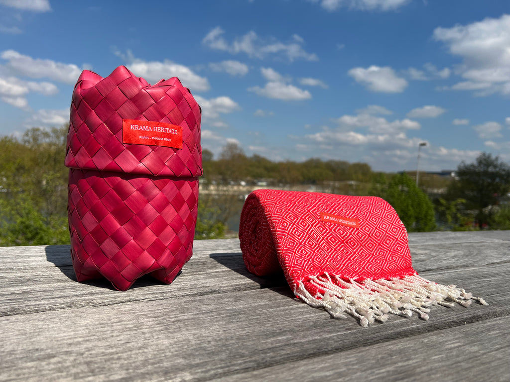 Le Grand Krama Chaud Epais Rouge Coquelicot dans son écrin en feuille de palmier - Femme