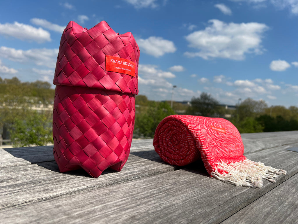 Le Grand Krama Chaud Epais Rouge Coquelicot dans son écrin en feuille de palmier - Femme