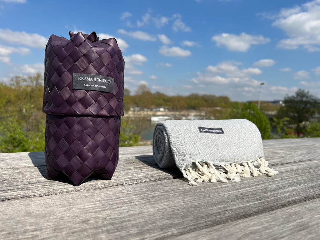 Le Grand Krama Chaud Gris Perle dans son écrin en feuille de palmier - Homme