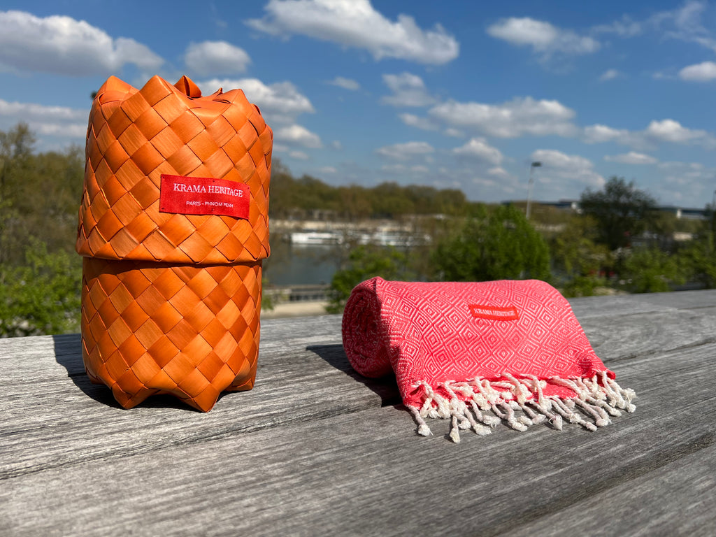 Le Grand Krama Chaud Orange Corail dans son écrin en feuille de palmier - Femme