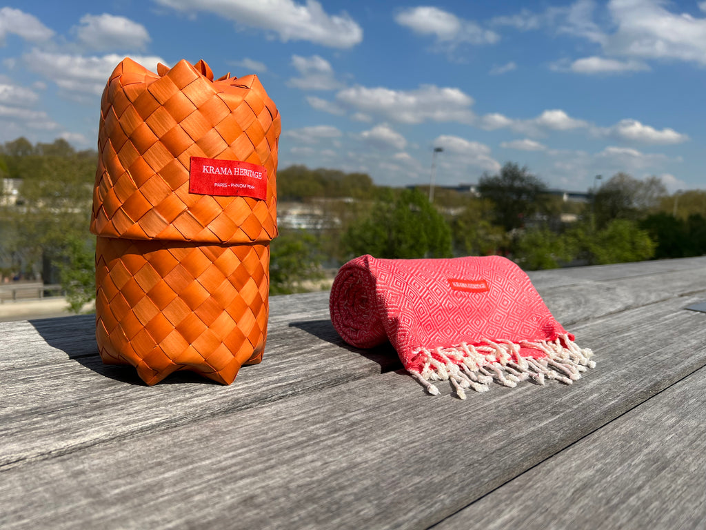 Le Grand Krama Chaud Orange Corail dans son écrin en feuille de palmier - Femme