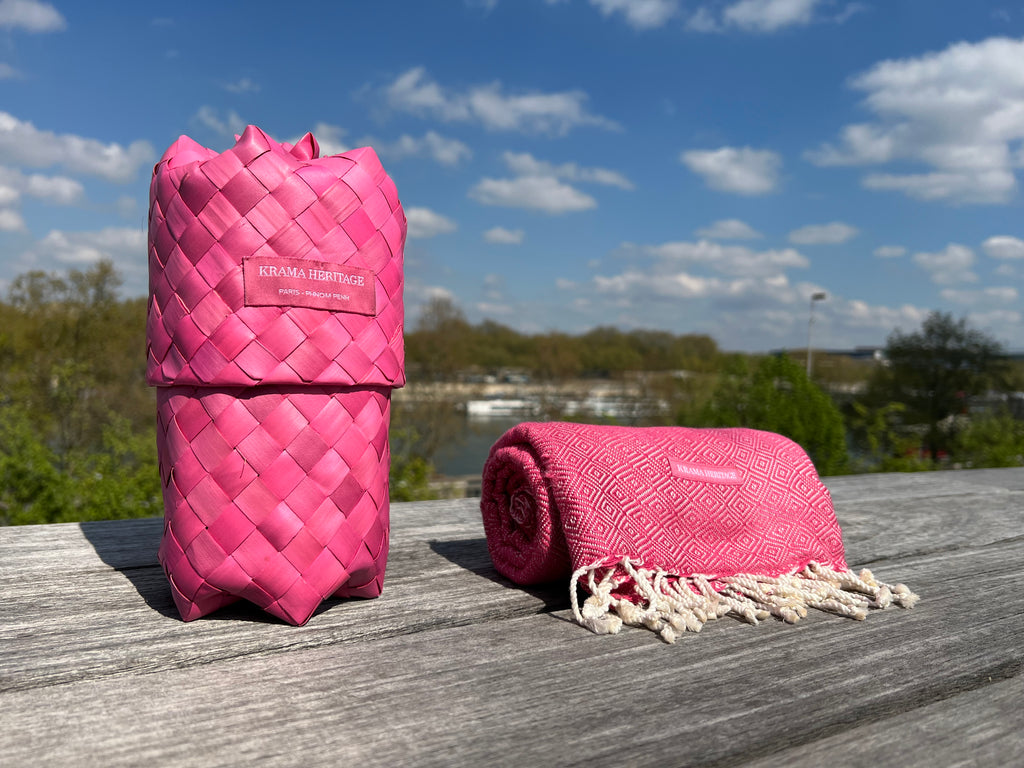 Le Grand Krama Chaud Rose Bonbon dans son écrin en feuille de palmier - Femme