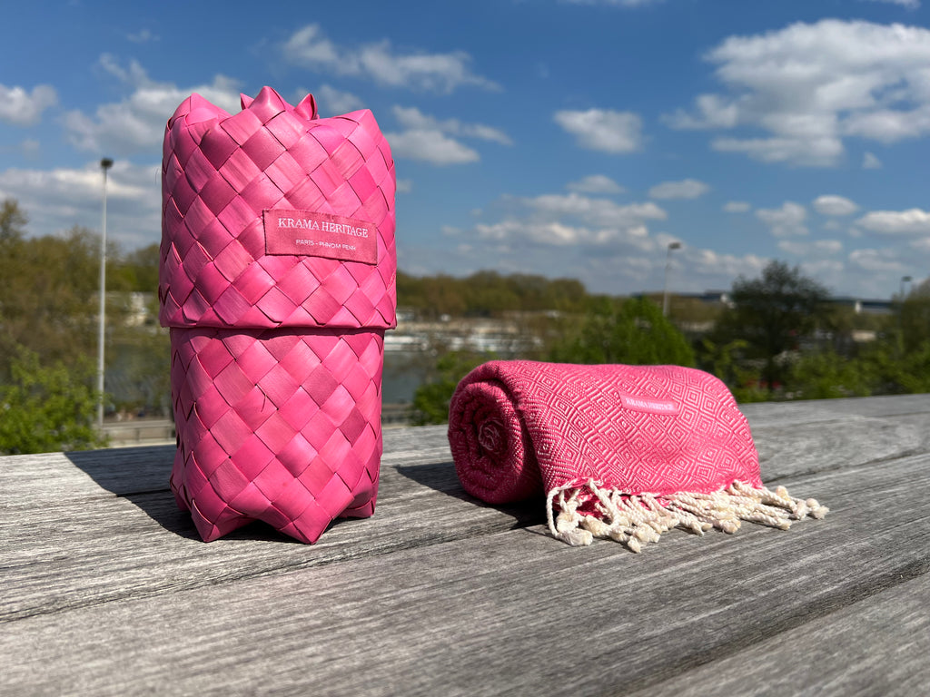 Le Grand Krama Chaud Rose Bonbon dans son écrin en feuille de palmier - Femme