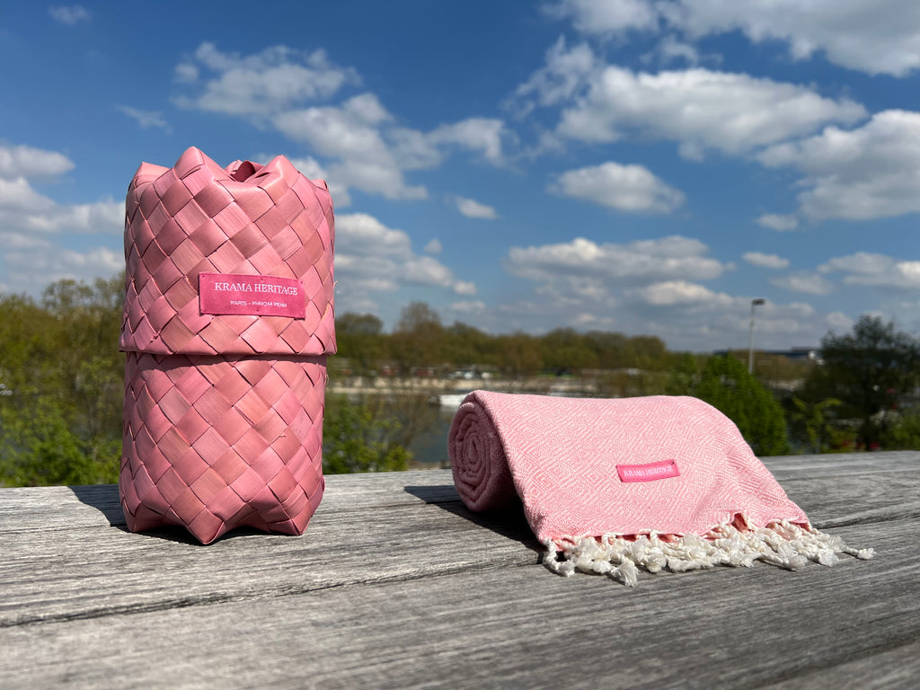 Le Grand Krama Chaud Rose Clair dans son écrin en feuille de palmier - Femme