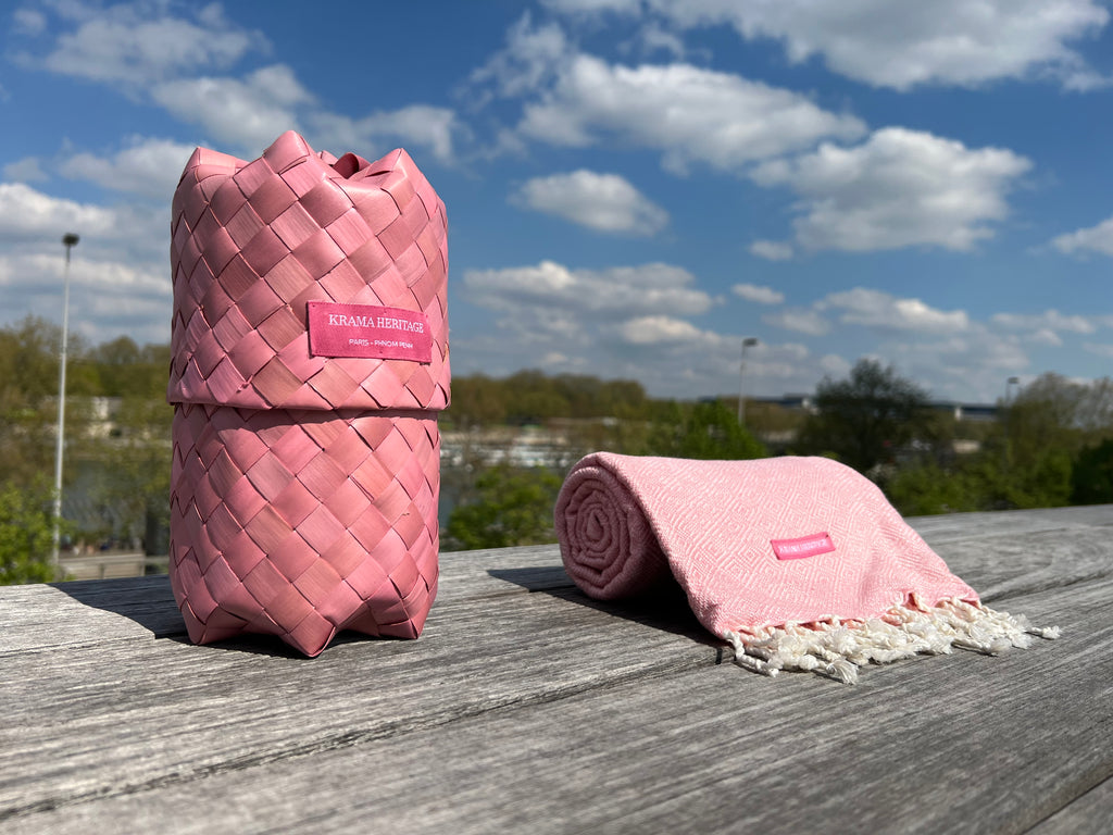 Le Grand Krama Chaud Rose Clair dans son écrin en feuille de palmier - Femme