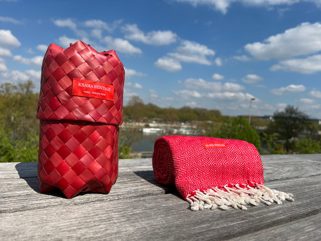 Le Grand Krama Chaud Rouge Coquelicot dans son écrin en feuille de palmier - Femme