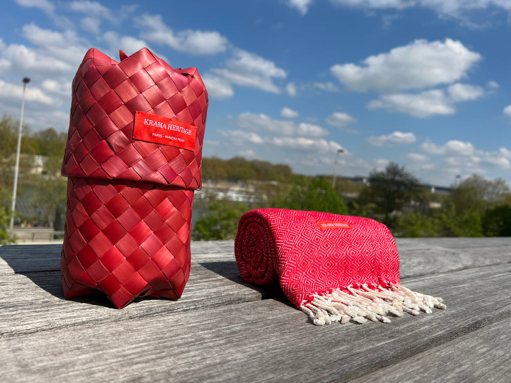 Le Grand Krama Chaud Rouge Coquelicot dans son écrin en feuille de palmier - Homme