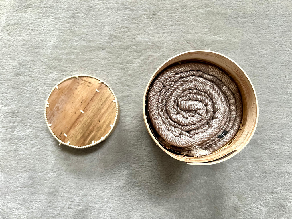 Le Grand Krama Doux Beige dans son écrin en écorce de palmier