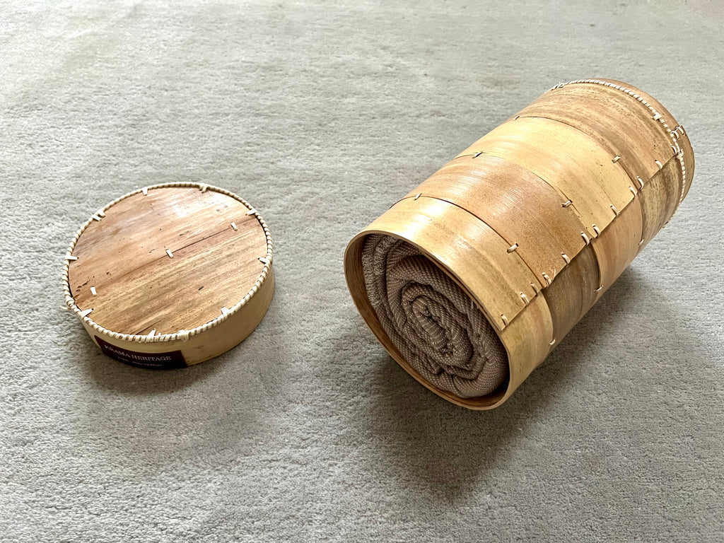 Le Grand Krama Doux Beige dans son écrin en écorce de palmier