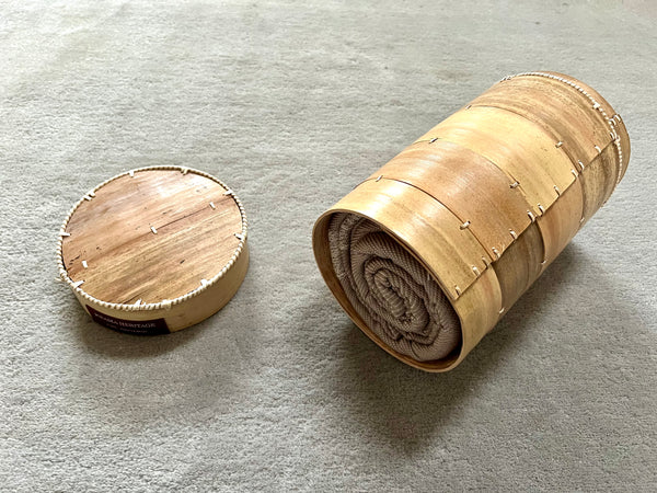 Le Grand Krama Doux Beige dans son écrin en écorce de palmier