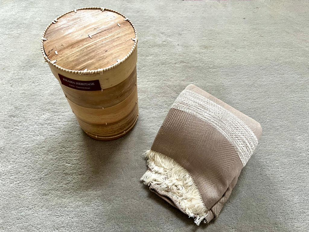 Le Grand Krama Doux Beige dans son écrin en écorce de palmier