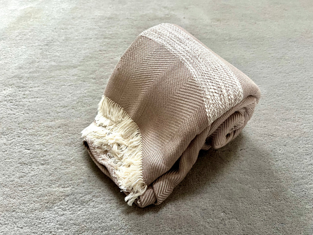 Le Grand Krama Doux Beige dans son écrin en écorce de palmier