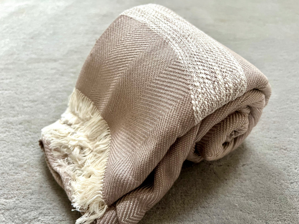 Le Grand Krama Doux Beige dans son écrin en écorce de palmier