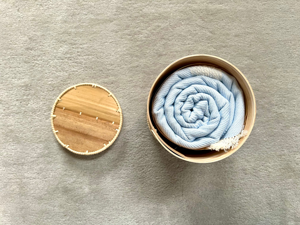 Le Grand Krama Doux Bleu Ciel dans son écrin en écorce de palmier