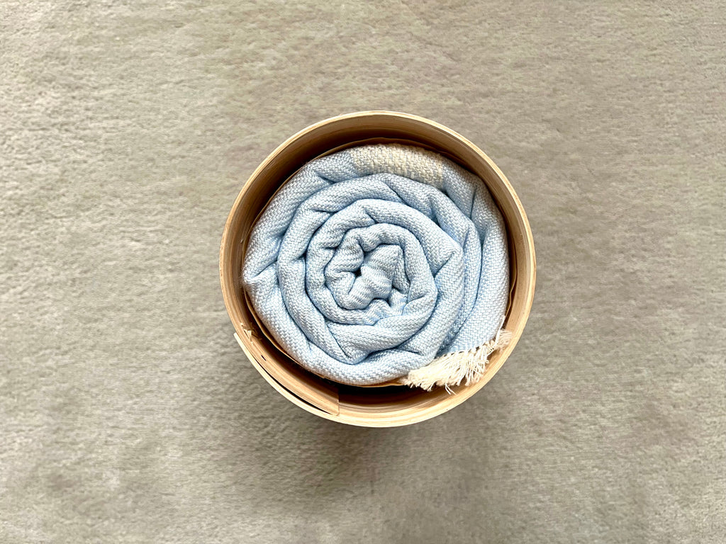 Le Grand Krama Doux Bleu Ciel dans son écrin en écorce de palmier