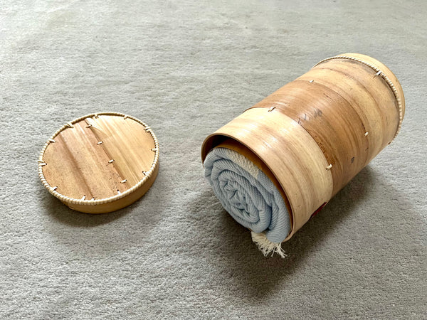 Le Grand Krama Doux Bleu Ciel dans son écrin en écorce de palmier